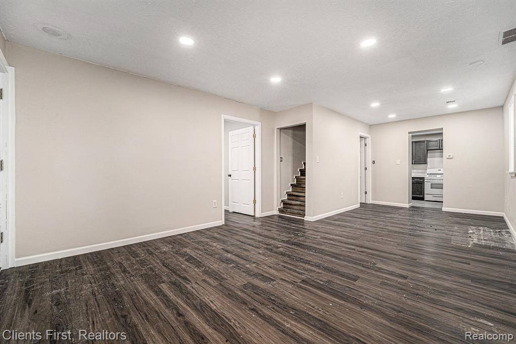 Romulus, MI 48174 2149,7186 TAFT Street