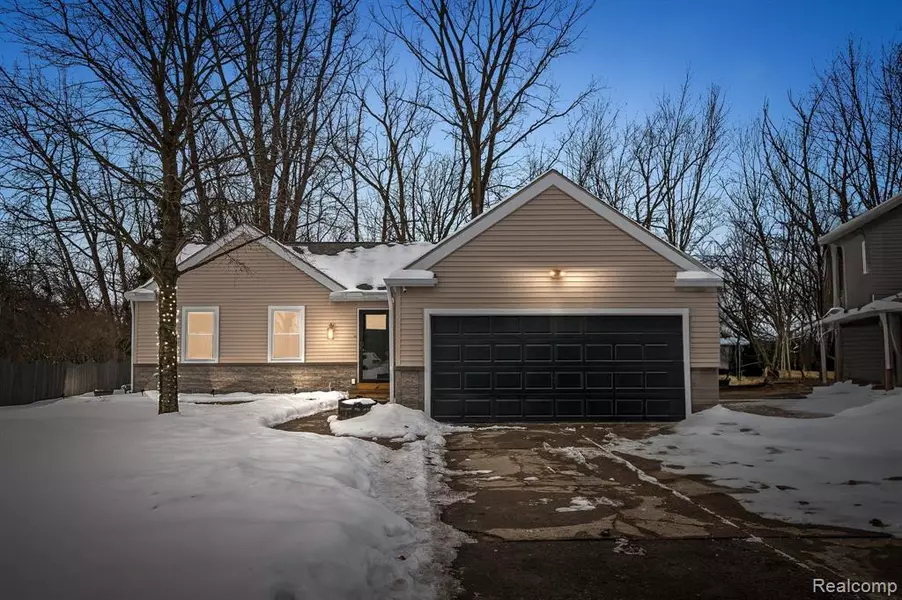 5919 KINGS ARMS Road, Waterford, MI 48327 3071