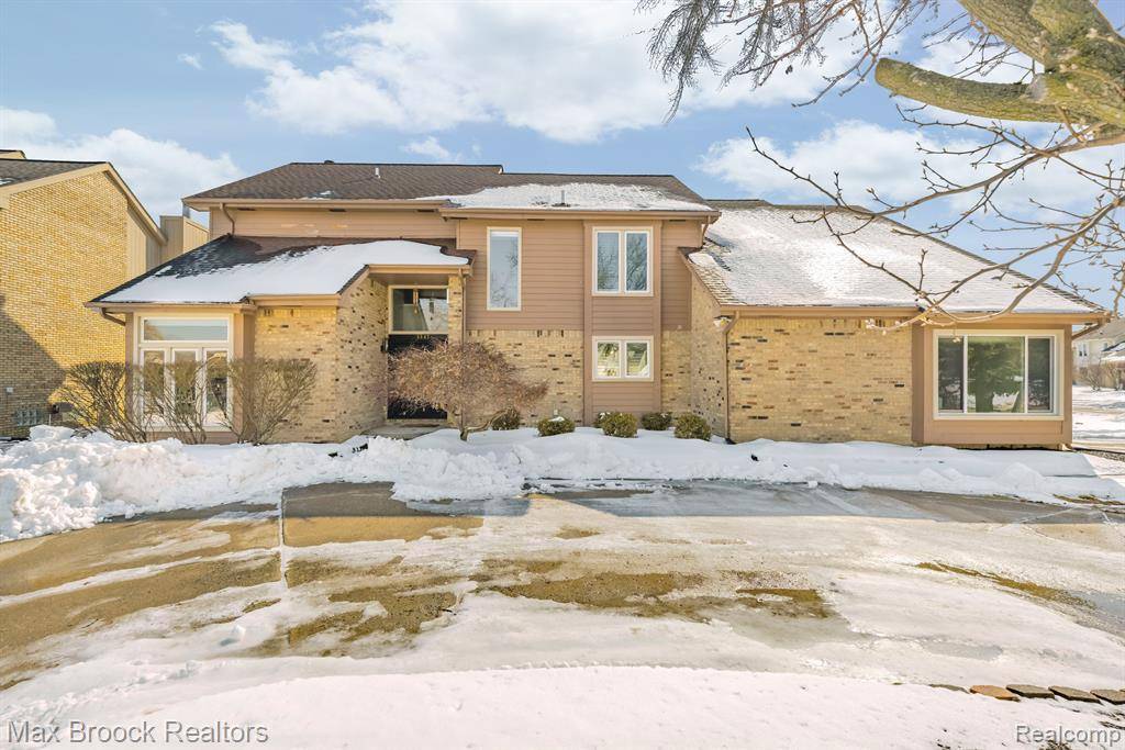 West Bloomfield, MI 48322 3337,5547 MAPLE LEAF Court