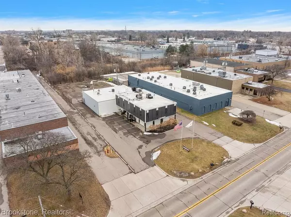 Troy, MI 48083 2733,1216 COMBERMERE Drive