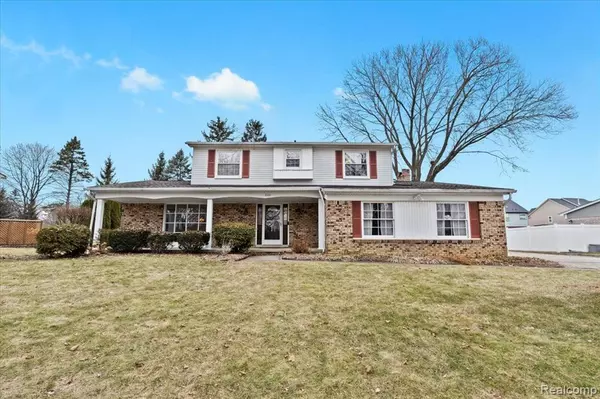 Troy, MI 48084 1614,860 HUNTSFORD Street