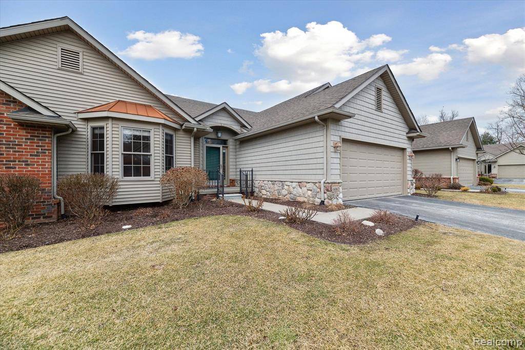 Brighton, MI 48116 3707,6062 GREEN ASH Drive