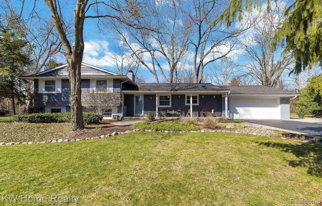 Bloomfield Hills, MI 48301 3052,6572 SPRUCE Drive