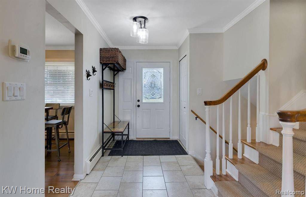 Bloomfield Hills, MI 48301 3052,6572 SPRUCE Drive