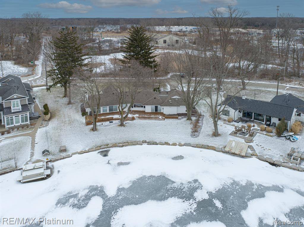 Fenton, MI 48430 3263,14224 MOFFETT Drive
