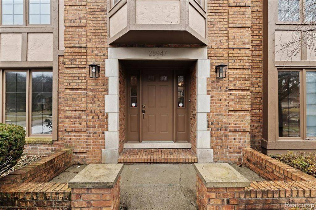 Farmington Hills, MI 48331 2323,28947 GLENBROOK Drive
