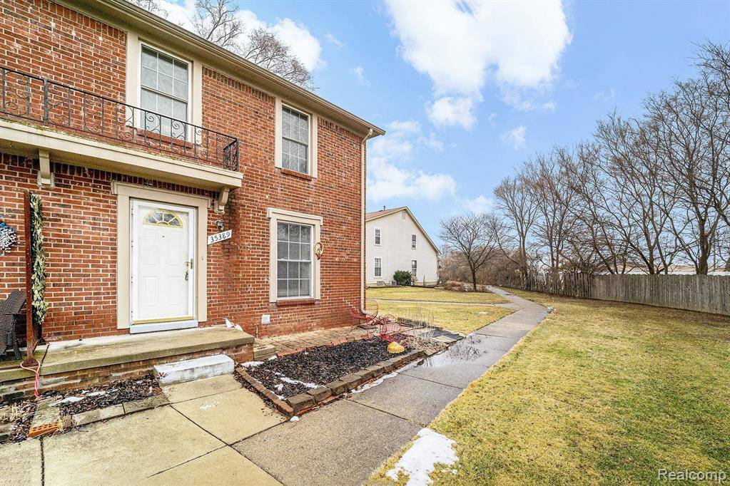 Sterling Heights, MI 48312 3632,35389 TALL OAKS Drive