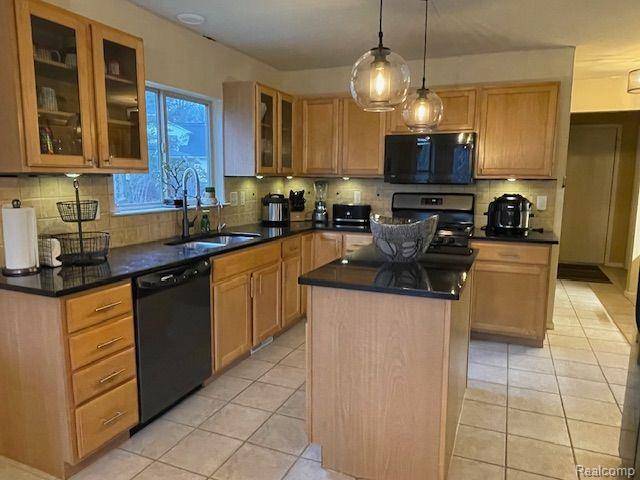 Clarkston, MI 48348 5063,3002 RICHMOND Drive