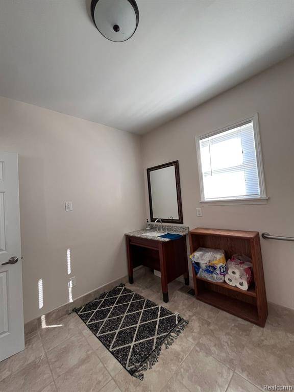 Rochester Hills, MI 48309 3633,2175 W AUBURN Road