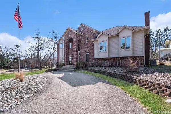 Orchard Lake, MI 48324 2959,3878 SUNSET Boulevard