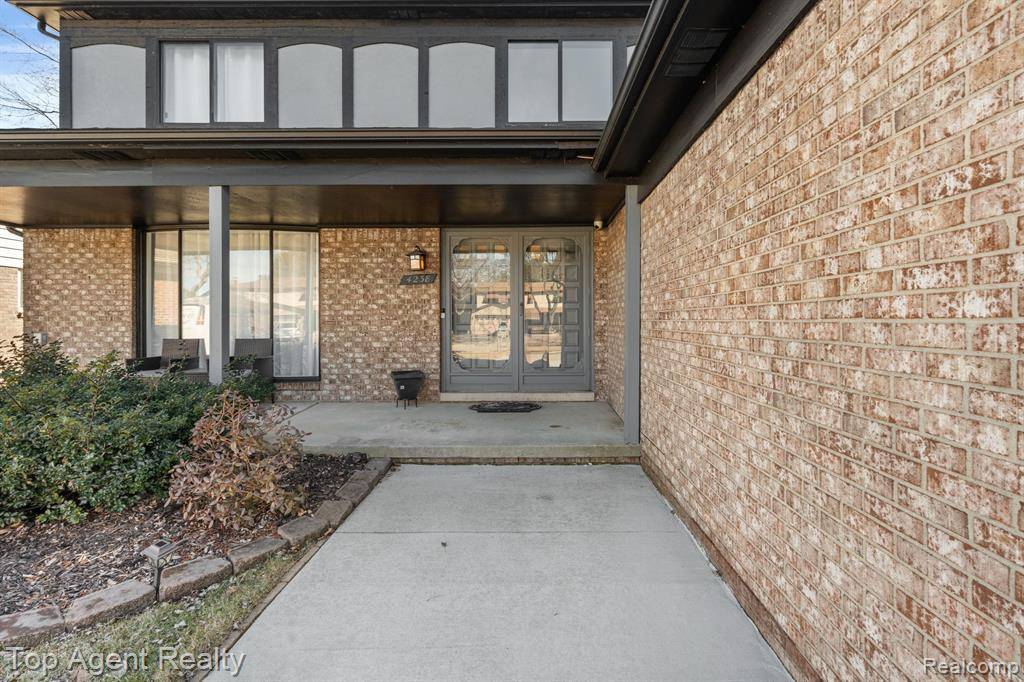 Sterling Heights, MI 48310 3160,4238 GLOUCESTER Drive
