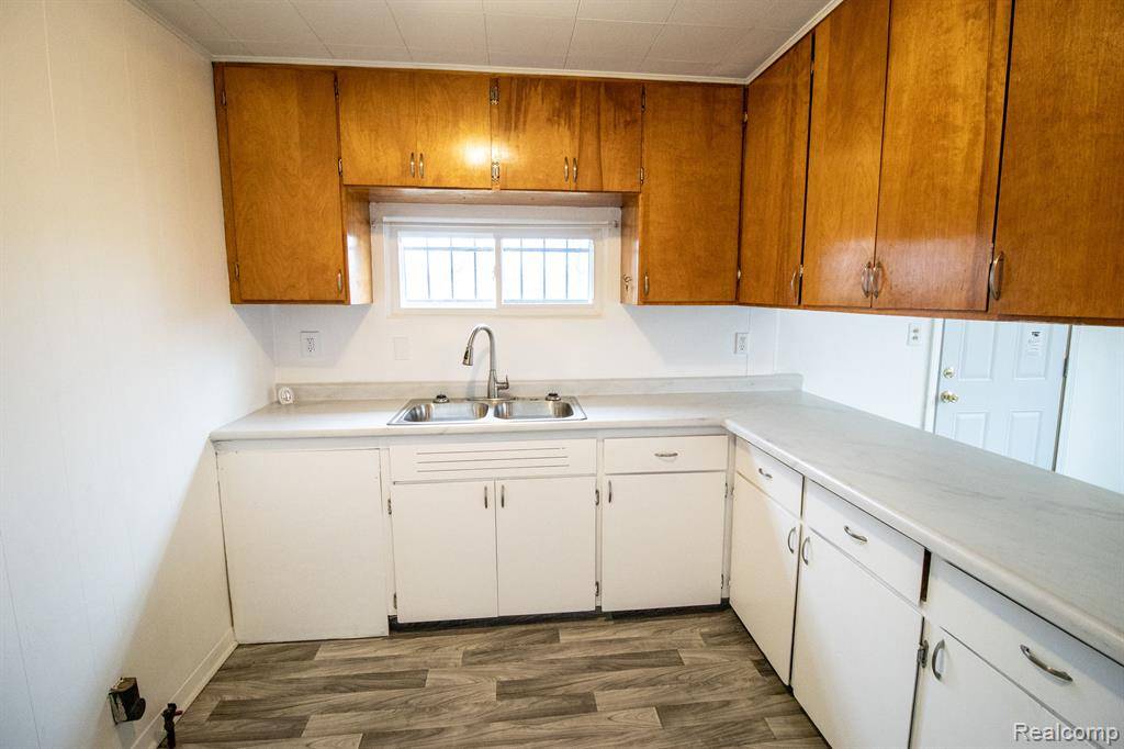 Flint, MI 48503 4950,996 BARNEY Avenue