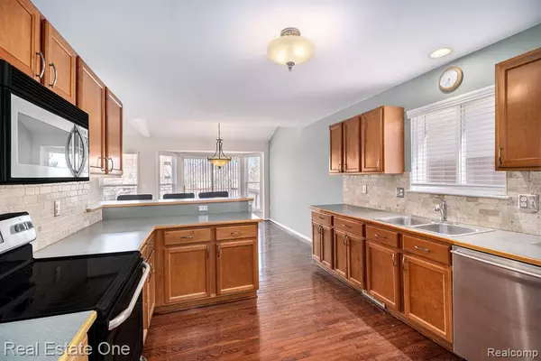 Sterling Heights, MI 48314 1236,4205 Honeysuckle Drive