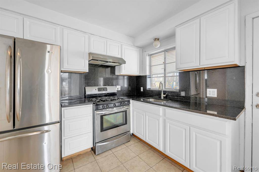 Garden City, MI 48135 2543,27418 Maplewood Street