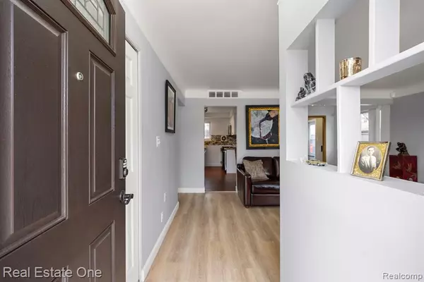 Southfield, MI 48076 2915,28049 ABERDEEN Street