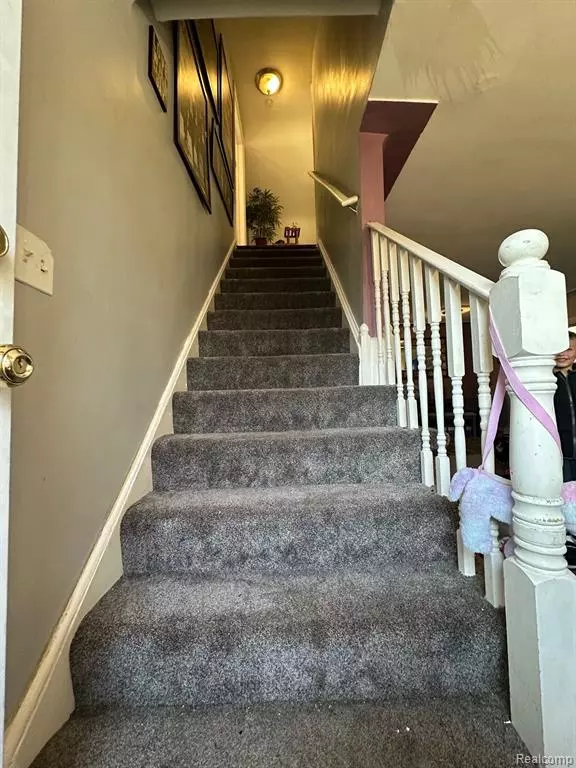 Hazel Park, MI 48030 2231,751 E ELZA Avenue