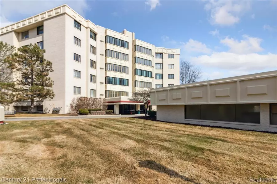 43100 12 OAKS CRESCENT Drive, Novi, MI 48377 3430