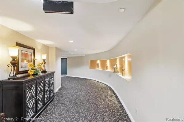 Novi, MI 48377 3430,43100 12 OAKS CRESCENT Drive