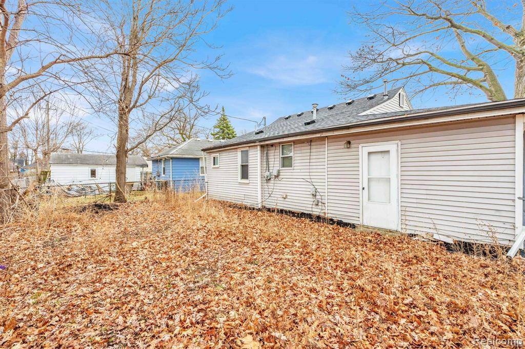 Hazel Park, MI 48030 2036,326 W Granet Avenue