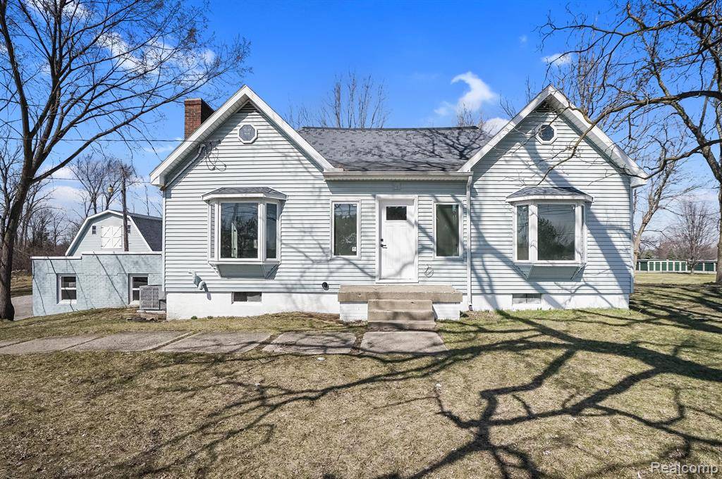 1449 E MAPLE Avenue, Burton, MI 48529 2059