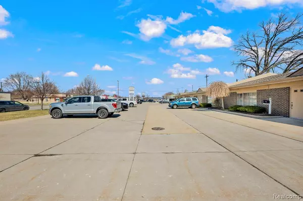 Saint Clair Shores, MI 48081 1562,28018 HARPER Avenue