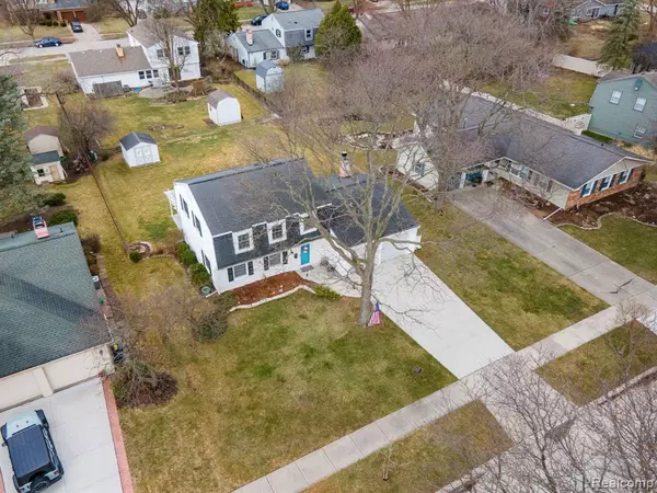 Troy, MI 48085 3707,4855 CAROL Drive