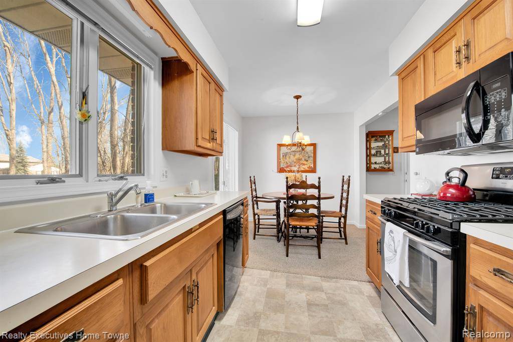 Port Huron, MI 48060 1574,3643 RAMBLEWOOD Drive