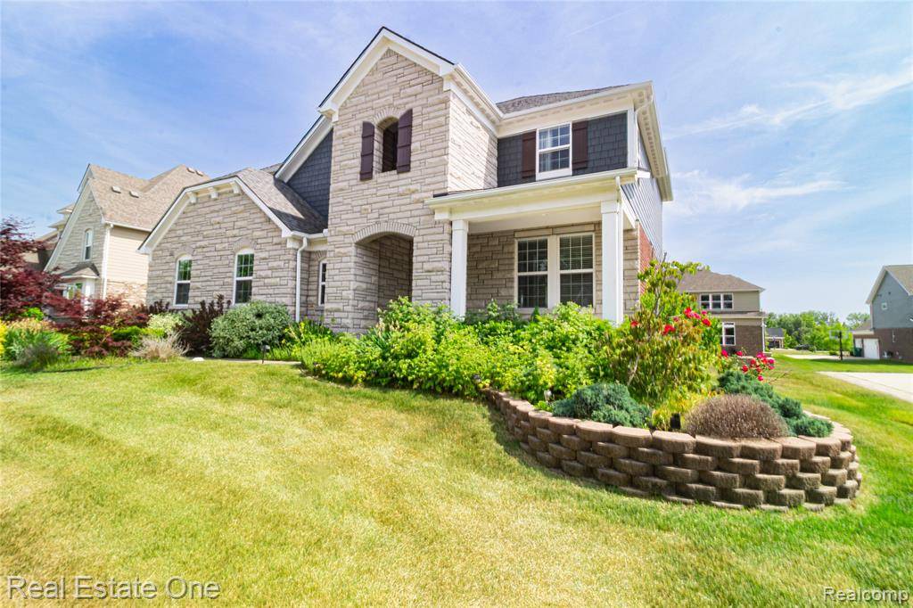 Walled Lake, MI 48390 3605,2959 MONTGOMERY Circle