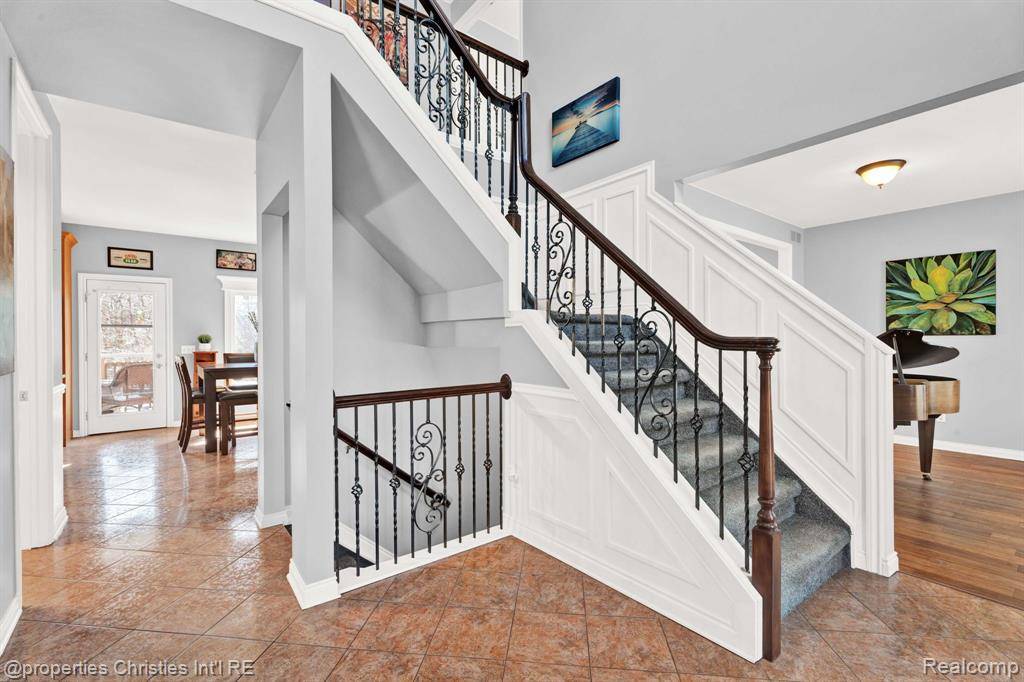 Auburn Hills, MI 48326 4572,815 AMBERWOOD Street