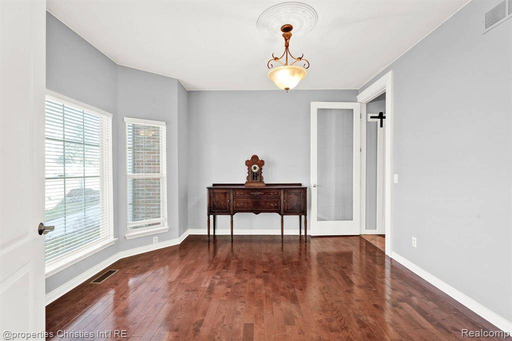 Auburn Hills, MI 48326 4572,815 AMBERWOOD Street