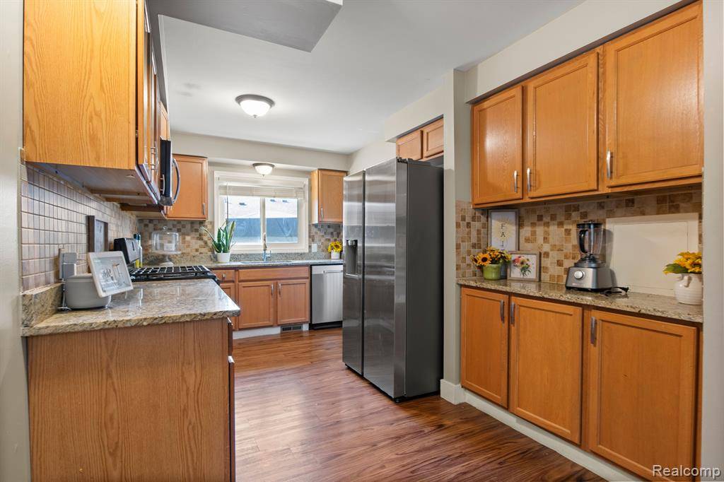 Romulus, MI 48174 1539,9439 BIDDLE Street