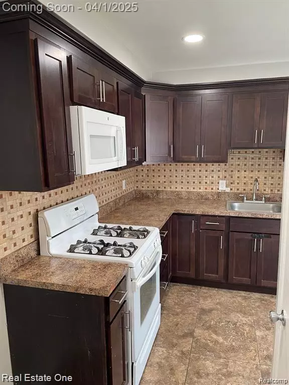 Dearborn Heights, MI 48127 2112,6991 Colonial Street
