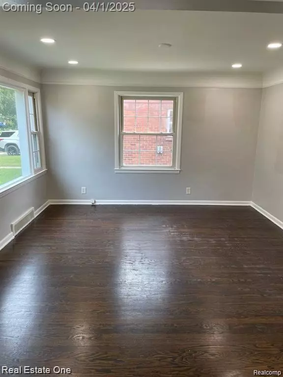 Dearborn Heights, MI 48127 2112,6991 Colonial Street