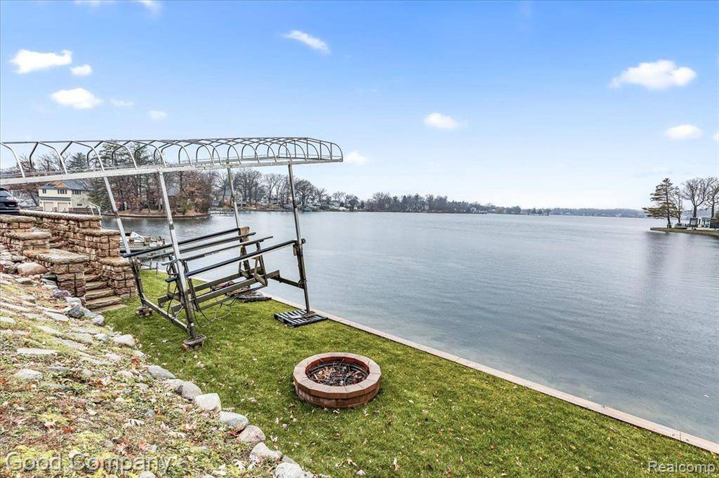 Lake Orion, MI 48362 2620,423 HEIGHTS Road