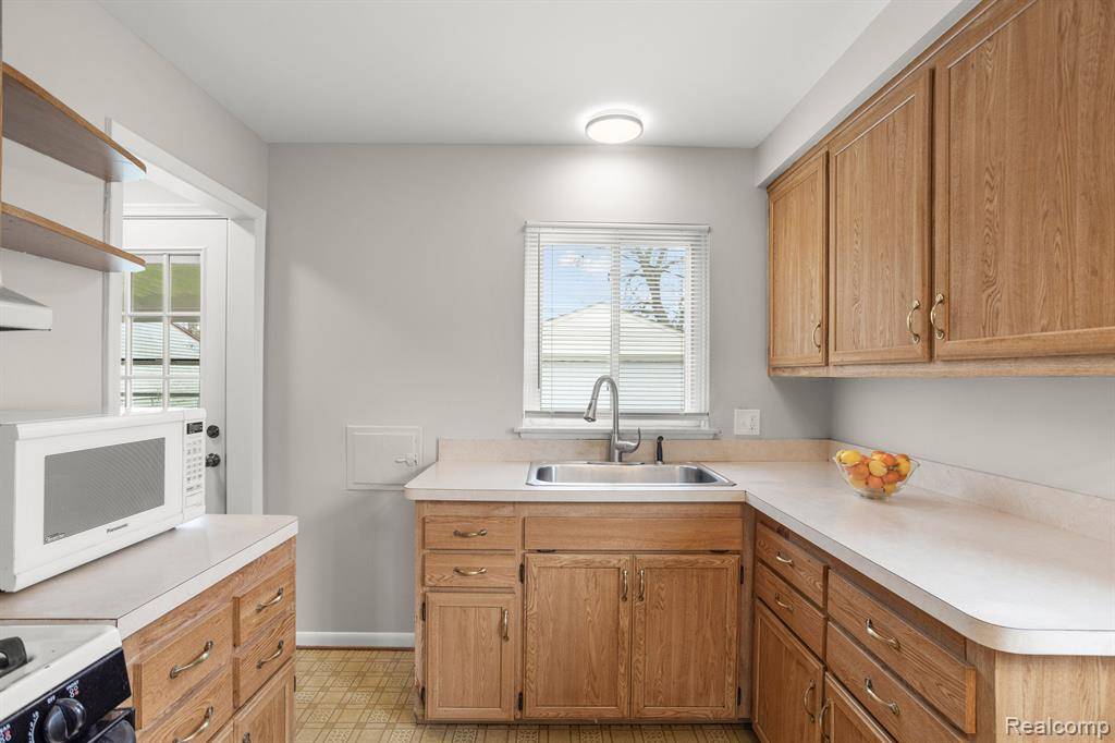 Westland, MI 48185 1522,8531 BLACKBURN Drive