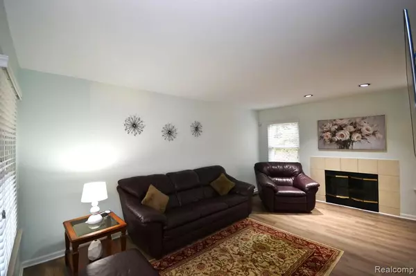 Waterford, MI 48328 2587,3093 Megan Drive