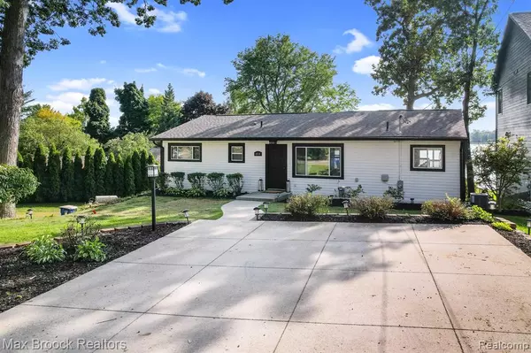 Waterford, MI 48328 3960,2918 WOODBINE Drive