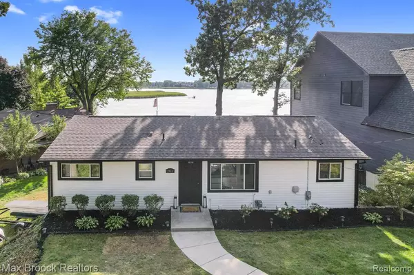 2918 WOODBINE Drive, Waterford, MI 48328 3960