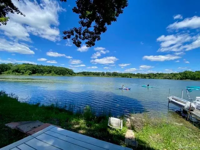 5959 ALAN, Brighton, MI 48116 8352