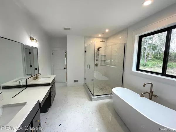2323 Canterwood, Highland, MI 48357