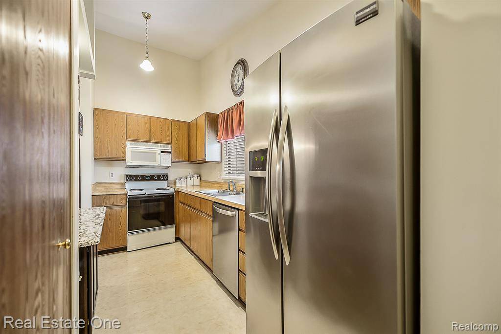 South Lyon, MI 48178,62071 YORKTOWN