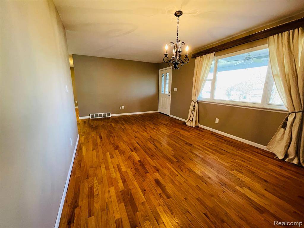 Fenton, MI 48430 1004,3281 HORRELL Court