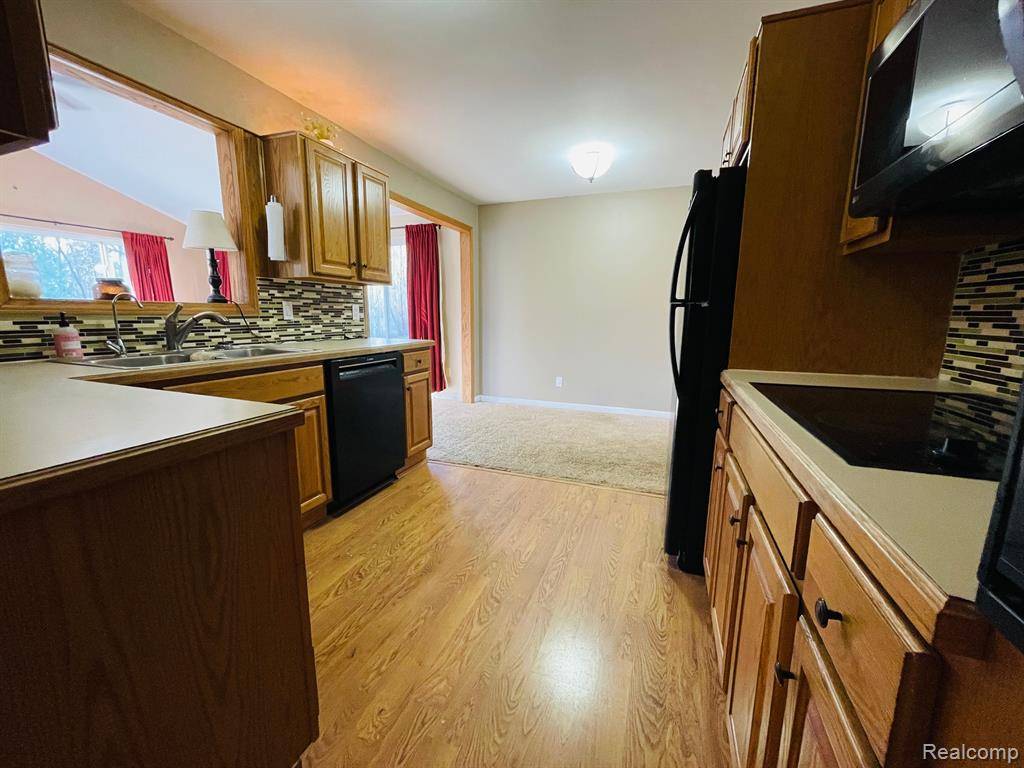 Fenton, MI 48430 1004,3281 HORRELL Court