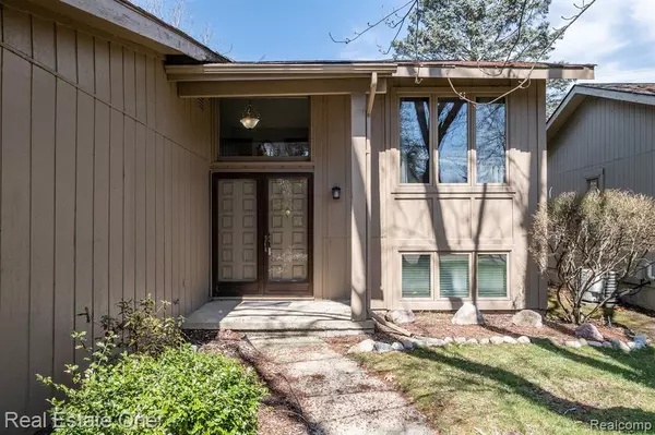 West Bloomfield, MI 48324 3764,6534 RED CEDAR Lane