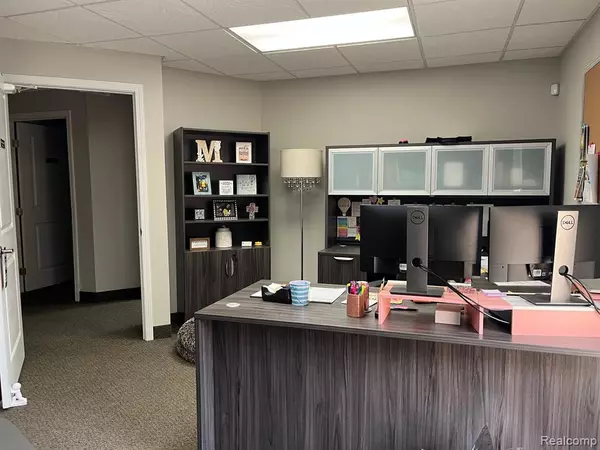 Howell, MI 48843 1069,1221 BYRON Road