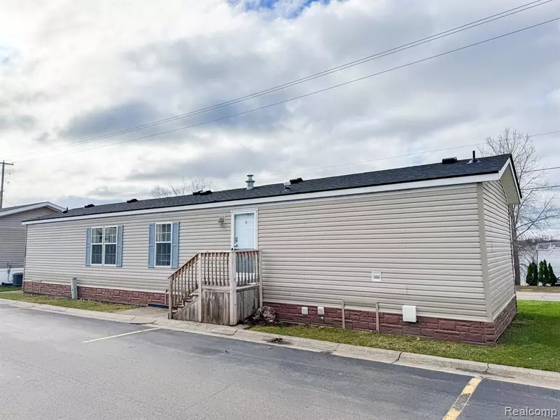 2367 Harbor Dr, Fenton, MI 48430