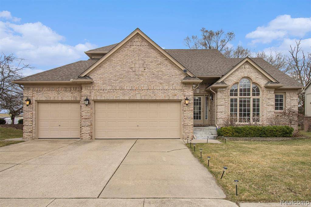 2001 Roundtree, Rochester Hills, MI 48307 4333