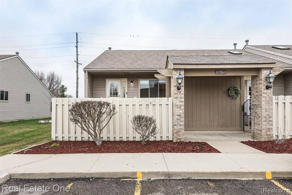 61960 ARLINGTON Circle, South Lyon, MI 48178