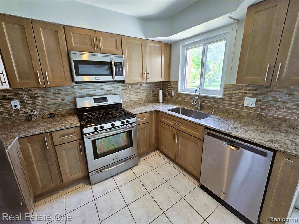 Farmington Hills, MI 48336 1601,27996 W 11 MILE Road