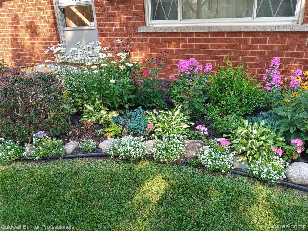 Warren, MI 48092 2358,29012 RED MAPLE Drive